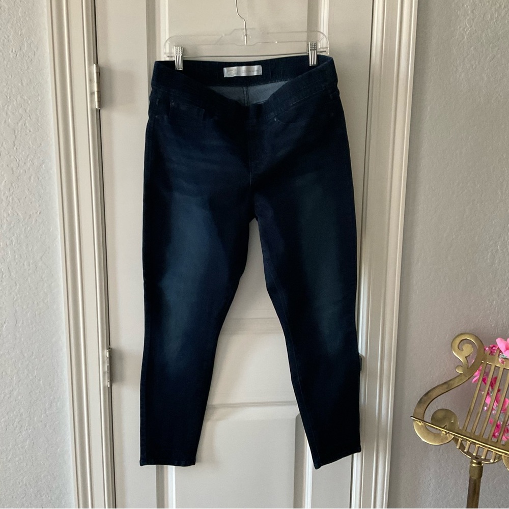 Levi's Gold Signature Totally Shaping Pull-On Skinny Jeans. Size 16S